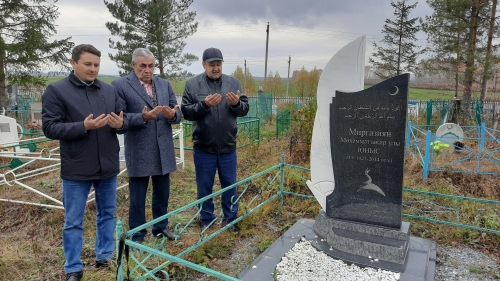 Язучылар күренекле татар әдибе Миргазиян Юнысның каберенә барды