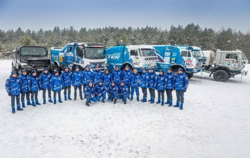 Миңнеханов «КАМАЗ»ның яңа спорт машиналарын сынаган вакытта төшерелгән фотоларны күрсәтте