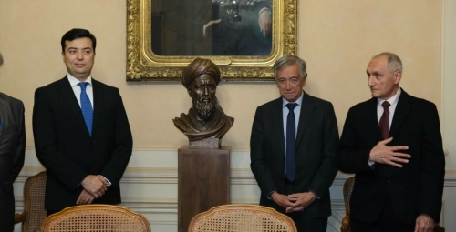 Париж Медицина академиясендә Әбугалисина бюсты урнаштырылган