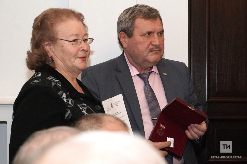 Заһид Мәхмүдинең алынмый калган мактаулы исеменең билгесе гаиләсенә тапшырылды