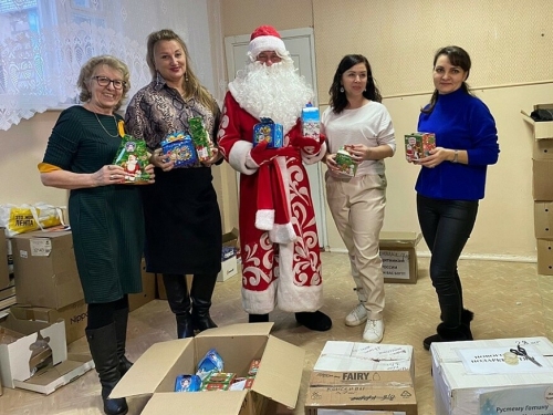 «Түбән Кама хатын-кызлары» оешмасы Донбасс балаларына Яңа ел бүләкләре тапшырды