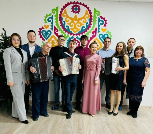 Екатеринбург татар яшьләре әдәби-музыкаль фатирникта шигырьләр укыган