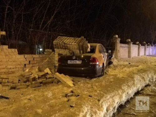 Төнлә Казанда каршеринг автомобиле кирпеч коймага килеп бәрелгән