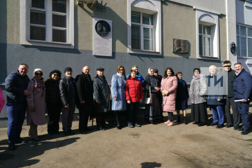 Мәхмүтовлар яшәгән йортта легендар артистларга истәлек тактасы ачылды