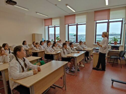 Зөлфия Вәлиева Фатыйха Аитова исемендәге гимназиядә «Мәдәният дәресе» үткәргән
