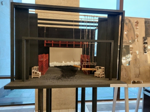 Камал театры фойесында «Болганчык еллар. Мөһәҗирләр» спектакле макетларын күреп була