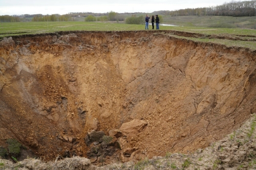 Яшел Үзән районы Карамалы Тау бистәсе янындагы басуда җир убылган