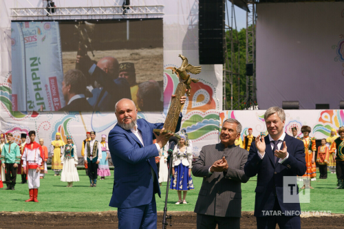 Рөстәм Миңнеханов Кемерово өлкәсенә «Тулпар ат» Федераль Сабан туе символын тапшырды