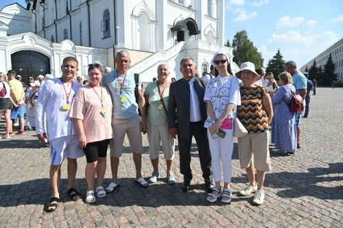 Рөстәм Миңнеханов Казан Кремлендә Мәскәү һәм Дагыстан туристлары белән фотога төште