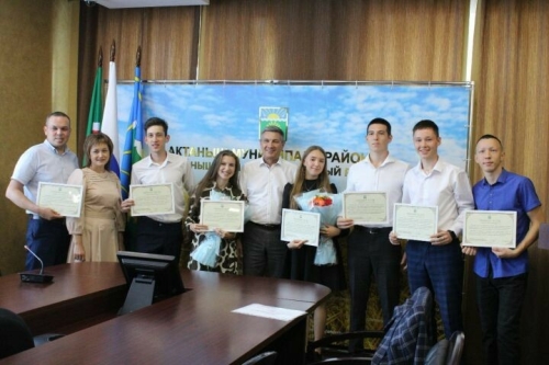 Актаныш районы Башкарма комитеты җитәкчесе «Нәмәкәй» КВН командасын җиңүе белән котлады