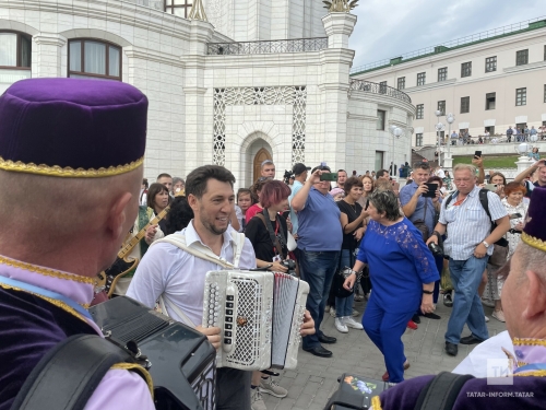 Казан үзәгендә гармунчылар парадын быел да Фирдүс Тямаев җитәкләде