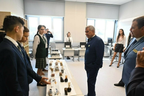 Рөстәм Миңнеханов Әлмәттә «Адымнар» мәктәбендә булды