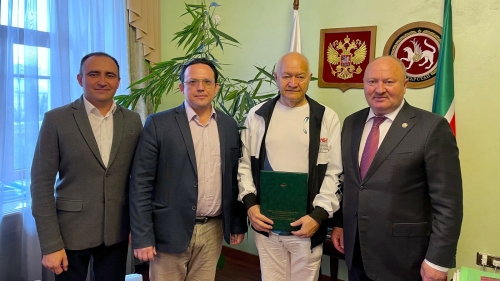 Галим Ренад Ждановка Татарстан Сәламәтлек саклау министрлыгының Рәхмәт хатын тапшырдылар