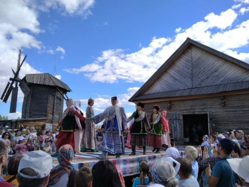 Удмуртиядә «Гурт-Fest» авыл мәдәнияте фестивалендә борынгы татар киемнәрен күрсәттеләр