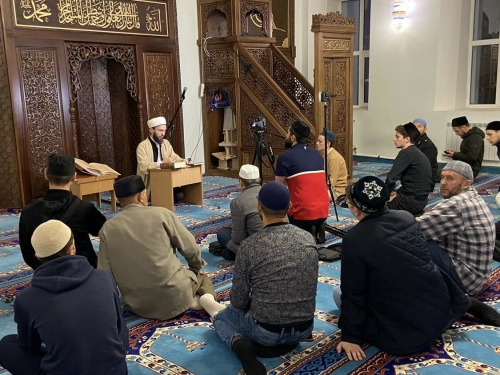 Казанда хәдисләргә багышланган лекцияләр «Сәхих әл-Бохари» китабы буенча дәвам итте