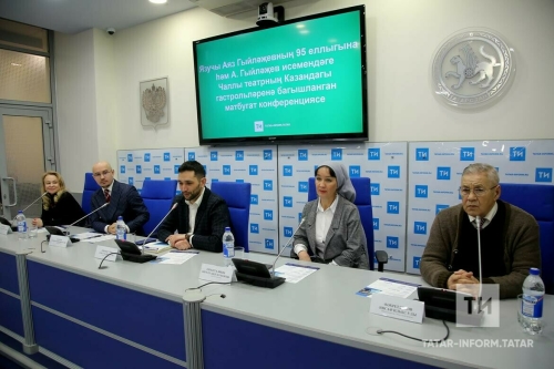 Чаллы театры Аяз Гыйләҗевның туган көнендә язучының каберен зыярәт кылды