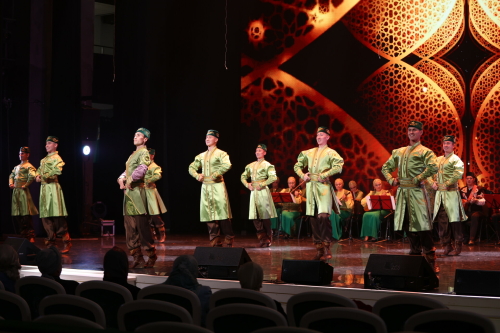 Дәүләт ансамбле Чечняда Татарстан мәдәнияте көннәрендә «Минем Чечня» җырын башкарган