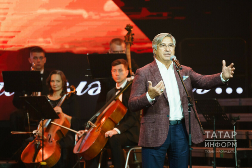 Васил Шәйхразыев Әлфия Авзаловага багышланган фестиваль концертында тамашачыны җырлатты