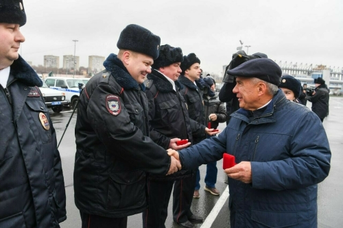 Рөстәм Миңнеханов Татарстан участок полиция хезмәткәрләренә автомобиль ачкычлары тапшырды
