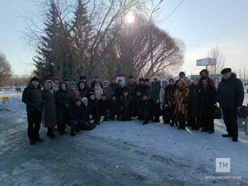 Екатеринбург татарлары Муса Җәлил һәйкәленә чәчәкләр салды