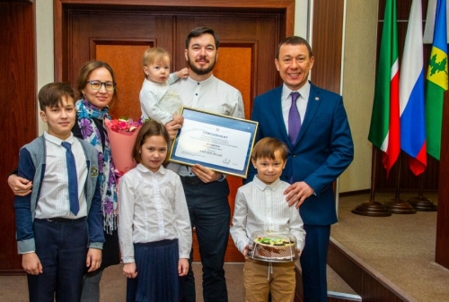 ​​​​​​​Түбән Камада яшь гаиләләргә торак шартларын яхшырту өчен сертификатлар тапшырылды