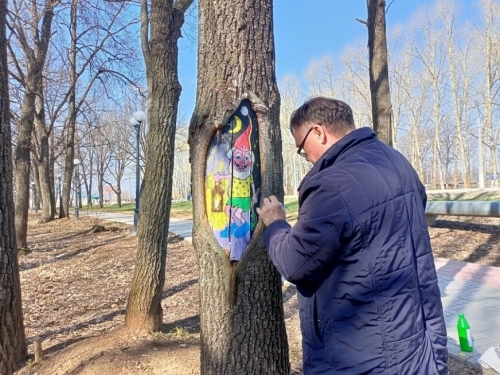 Түбән Камада агачларны рәсемнәр белән бизиләр