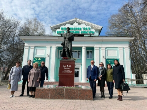 Татарстан журналистлары Ульяновскида Кол Гали һәйкәленә чәчәк салды