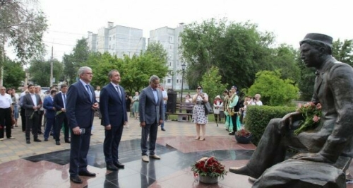 Васил Шәйхразыев Әстерханда Габдулла Тукай һәйкәленә чәчәкләр салды