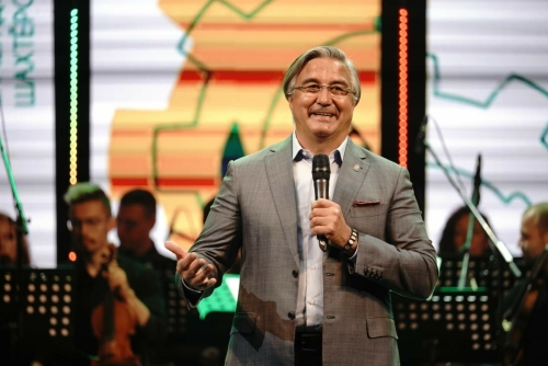 Васил Шәйхразиев Кемерово филармониясе залындагы халыкка «Күбәләгем» җырын җырлатты