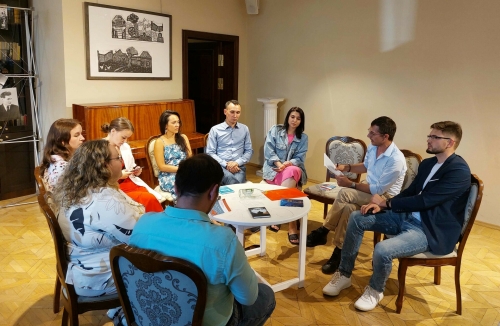 Татар китабы йортында яшь шагыйрьләр җыелып тамашачысыз гына үзара шигырьләрен укыды