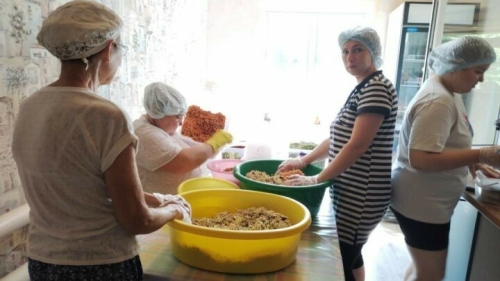 Зәй хатын-кызлары хәрбиләргә тиз пешә торган ризыклар әзерләп җибәрә