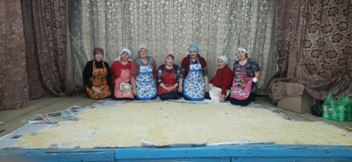 Актанышның Куян авылы хатын-кызлары махсус хәрби операциядәгеләр өчен токмач кискән