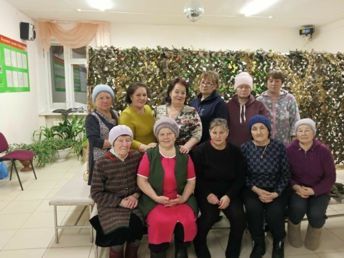 Зәйнең Урта Баграж авылында  87 яшьлек әби маскировкалау челтәре үрергә ярдәм итә