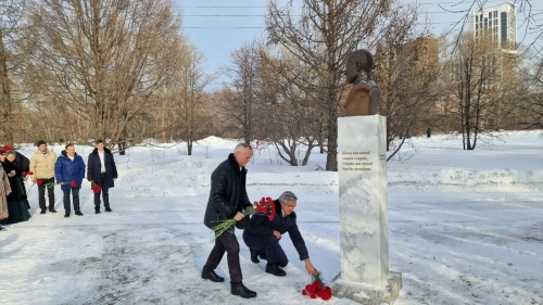 Васил Шәйхразыев Екатеринбургта Муса Җәлил һәйкәленә чәчәкләр салды