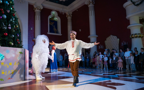 «Әкият» курчак театрында 29 меңнән артык бала әти-әнисе белән Яңа ел тамашасы караган