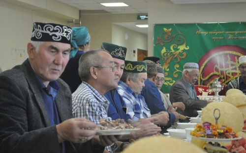Тубылда татар телен, мәдәниятен торгызуда зур өлеш керткән якташларны искә алдылар