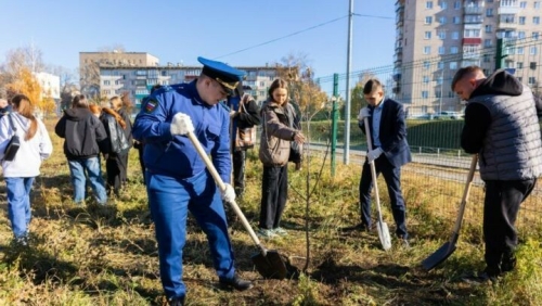 Бөек Җиңүнең 80 еллыгы уңаеннан Әлмәттә агачлар утырттылар