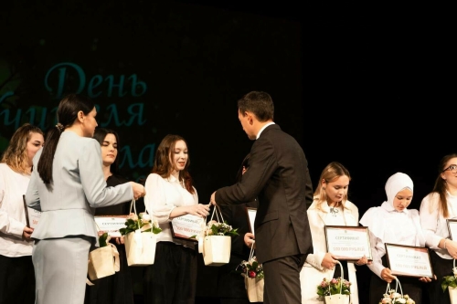 Әлмәт мэры укытучыларга 10 млн сумга сертификат һәм грантлар тапшырды