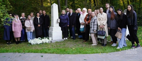 Татар җәмәгатьчелеге Һади Такташ каберенә чәчәкләр салды һәм аның рухына дога кылды