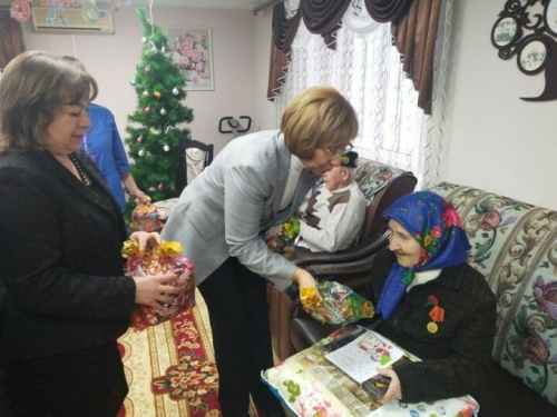 Татарстан хезмәт министры Тәтеш интернат-йортында яшәүчеләрне Яңа ел белән котлады