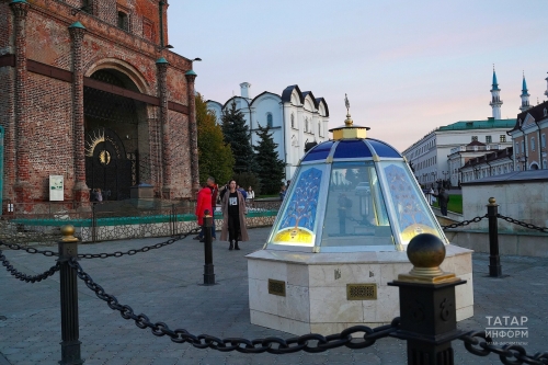 Кремль музей-тыюлыгы Казан ханнары төрбәсе янында өстәмә элмә такта кирәк түгел дип саный