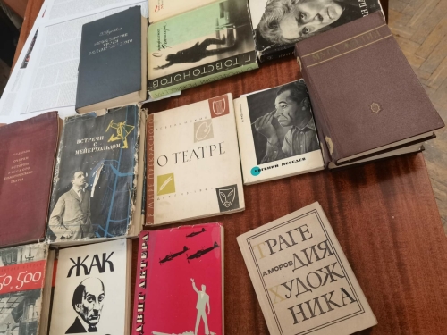 Легендар режиссер Гали Хөсәеновның шәхси әйберләрен Әлмәт театрына тапшырдылар