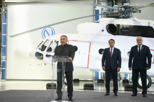 Миңнеханов Россия авиакомпанияләренә Казанда җыелган яңа вертолет ачкычларын тапшырды