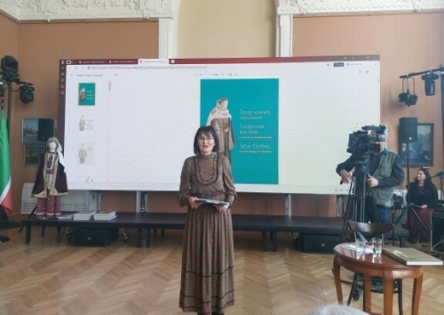 Россия этнография музее коллекцияләре тупланган «Татар киеме» альбом-каталогы дөнья күрде