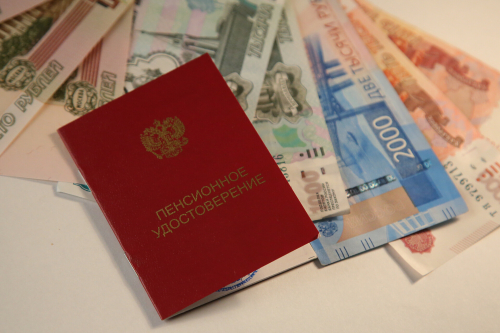 Россиядә 1 апрельдән кемнәрнең пенсияләре артачагын искә төшерделәр