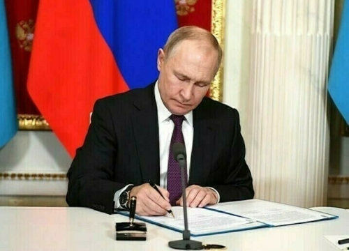 Путин махсус операциядә катнашучыларның кредит процентын бетерү турында законга кул куйды