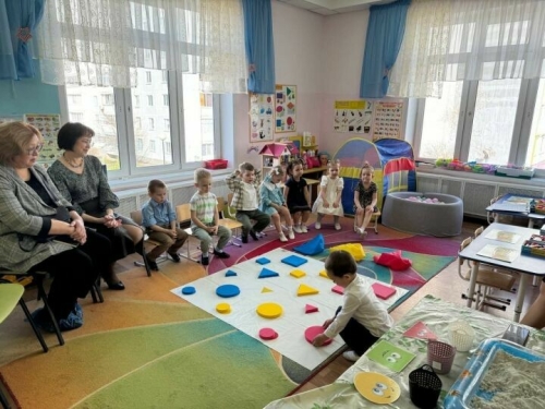 Казахстан вәкилләре тәҗрибә алмашу өчен Чаллы балалар бакчасына килгән