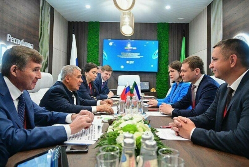 Рөстәм Миңнеханов Петербург икътисади форумында Хакасия Башлыгы белән очрашты