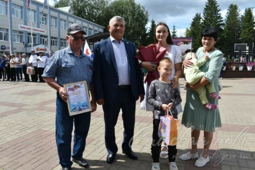 Аксубай районы башлыгы хәрбинең тормыш иптәше һәм әти-әнисе белән очрашты