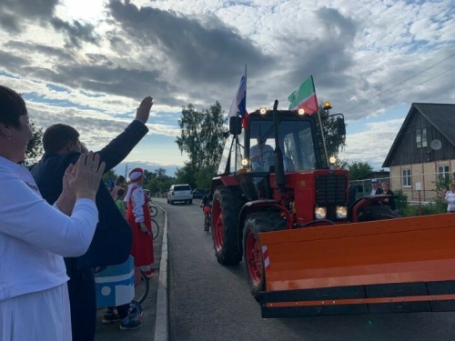 Менделеевскида җирлек башлыкларына яңа тракторларның ачкычы тапшырылды